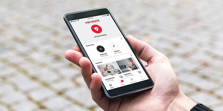 Hand holding the My Verisure App